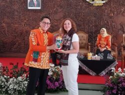 Pj Bupati Bojonegoro Sambut Delegasi Mancanegara di B-TIFF 2024 dengan Cinderamata dan Kesan Memorable