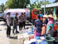 Bagikan 15 Tangki Air Bersih di Sejumlah Wilayah Yang Terdampak Kekeringan, Wujud Kepedulian Polres Bojonegoro