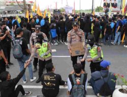 Full Senyum, Polisi di Bojonegoro Bagikan Air Mineral ke peserta Unjuk Rasa