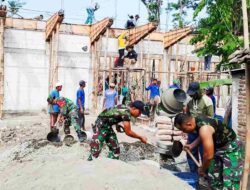 Kompak..!! Babinsa Koramil Ngasem Bojonegoro dan Warga bantu Pembangunan Yayasan