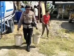 Bantu Ringankan Beban warga, Kapolsek Ngambon ikut bawa Air Bersih hingga kedalam Rumah