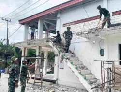 Gotong Royong bersama Warga, Babinsa Kanor Bojonegoro bantu Perenovasian Masjid Dusun Ager Ager