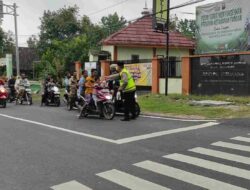Polsek Temayang Berbagi Takjil untuk Pengguna Jalan di Bulan Ramadan