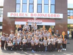 Anak-Anak TK Bhayangkari 64 Kunjungi Mapolres Bojonegoro, Polisi Ajak Bermain dan Belajar